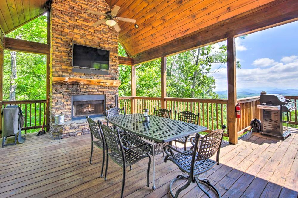 Unique Mineral Bluff Home with Mountain Views!